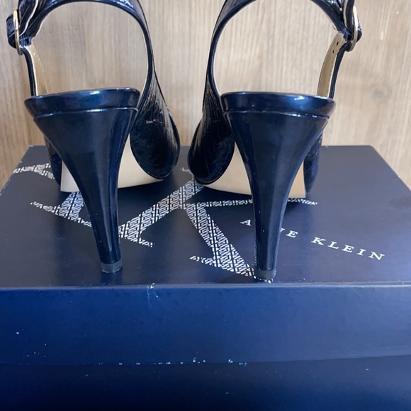 Gorgeous Anne Klein Ladies Heels…Navy Blue Patent w/ gold accent .. - Picture 3 of 9